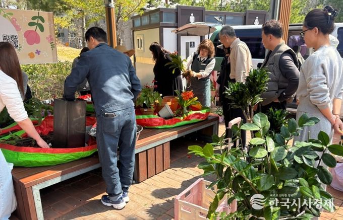 포항시는 지난 11일 ‘나만의 작은 정원:화분’ 분갈이 실습 교육을 열고 150여 명의 시민이 참여한 가운데 프로그램을 마무리했다.