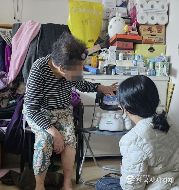 방문전문인력이 어르신 가정을 방문하여 AI돌봄로봇 활용교육을 실시하는 모습