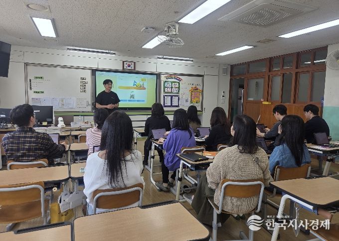 농서초 교원들이 13일 울산교육연구정보원이 주관한 '학교로 찾아가는 교원 에듀테크 연수'를 듣고있다.