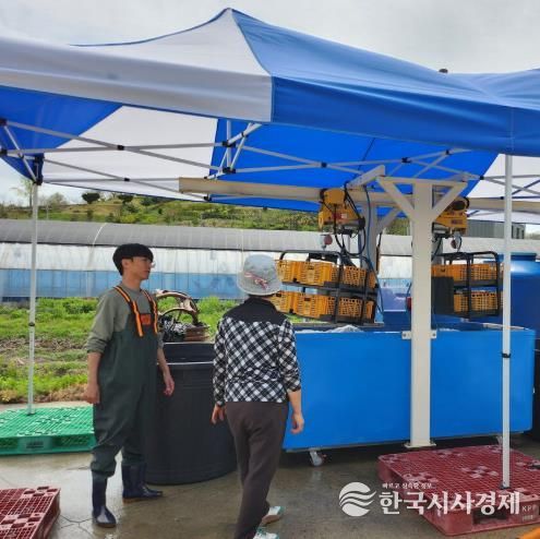 청양군농업기술센터에서 농민들이 온탕 소독을 실시하고 있다.