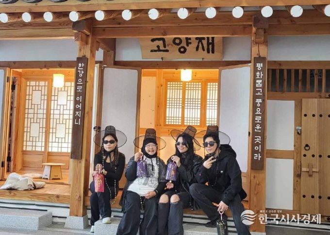 고양관광정보센터 고양재에 마련된 포토존에서 한국문화를 경험하고 있다.