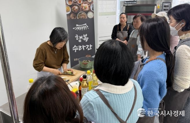 결혼이민자들이 밀양시가족센터의 ‘행복 수라간’ 요리 프로그램에 참여하고 있다.