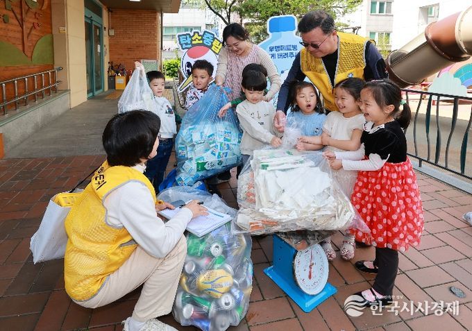 15일 분리배출도우미가 유성구청어린이집을 방문해 재활용자원을 수거하고 있다.
