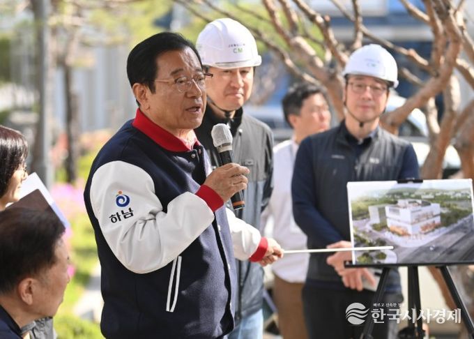 15일 미사3동 행정복지센터 신축 현장을 방문한 이현재 시장이 주민들과 의견을 나누고 있다.