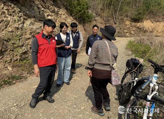산림 이용객 계도 중인 송준호 북부지방산림청장